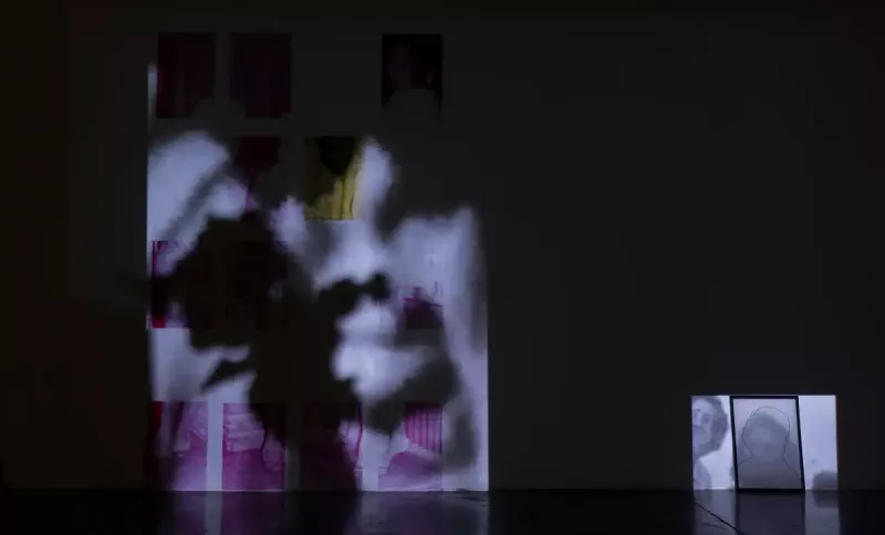 testuren-aukerak-isilpeko-desirak-eta-kasete-zaharren-lilurak-bistara-uharte-zentroko-erakusketa-berrian