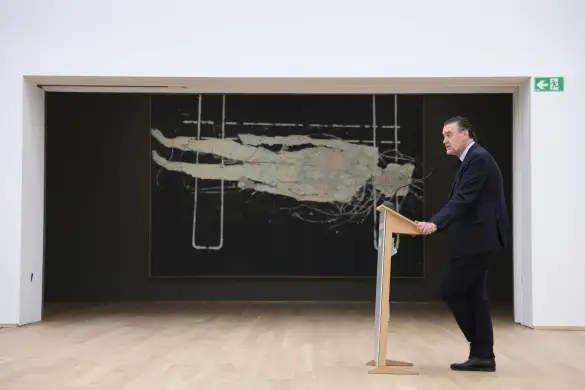 georg-baselitzen-arte-erradikala-bilduz-berrireki-dute-bilboko-arte-ederren-museoaren-1970eko-eraikina