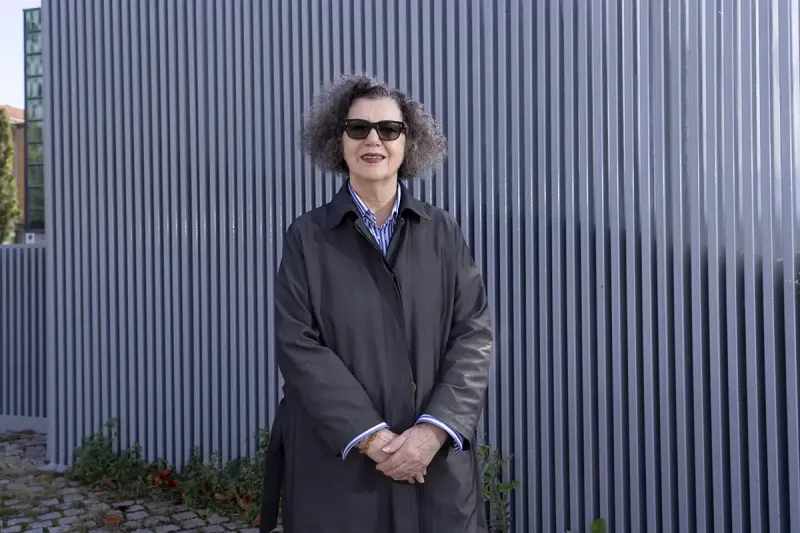 mona-hatoum-nire-obrek-ikuslea-seduzitu-eta-aldi-berean-mehatxatu-dezatela-gustatzen-zait