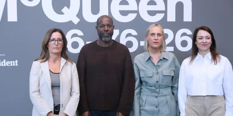 steve-mcqueenek-estimuluak-amatatu-ditu-guggenheimen-nina-simoneren-eta-david-bowieren-ahotsak-batzeko